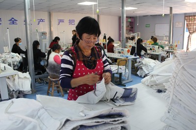 宁县春荣镇兴创服装就业工厂 产品远销海外的服装产业典范